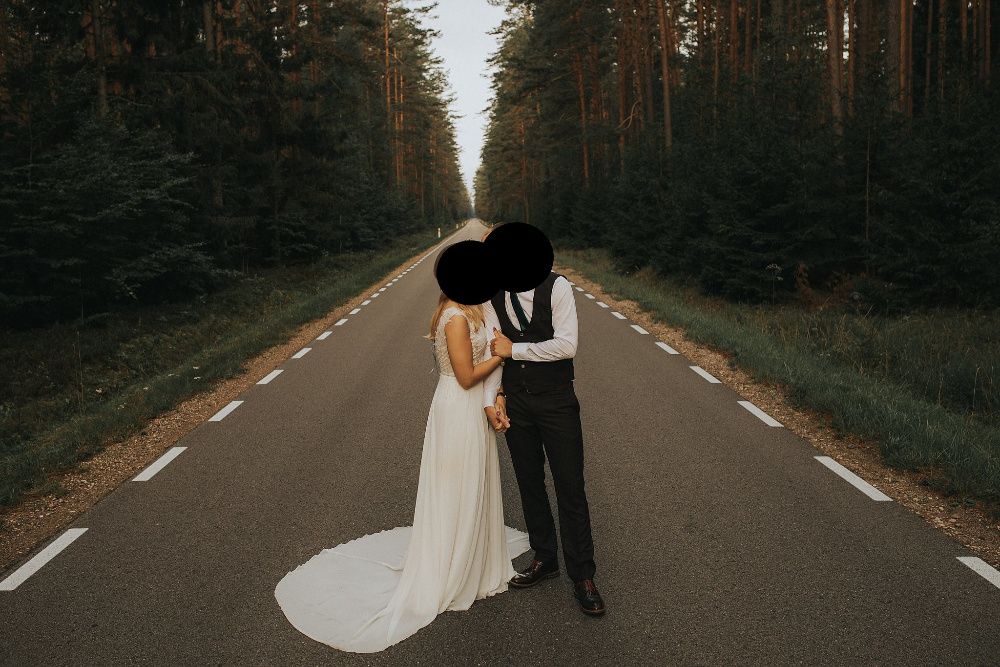Piękna suknia ślubna w stylu rustykalnym/boho