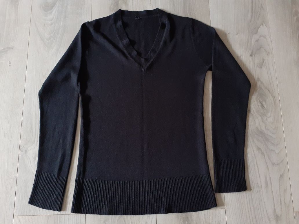 Sweter damski czarny w szpic