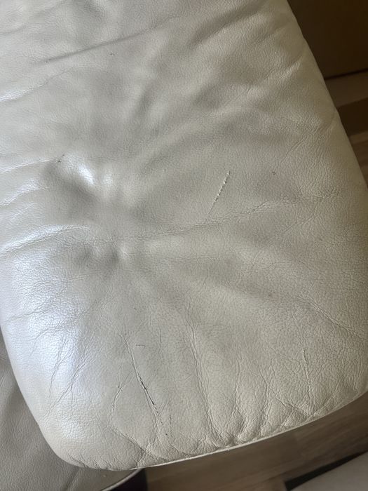 Dois sofas em pele beges