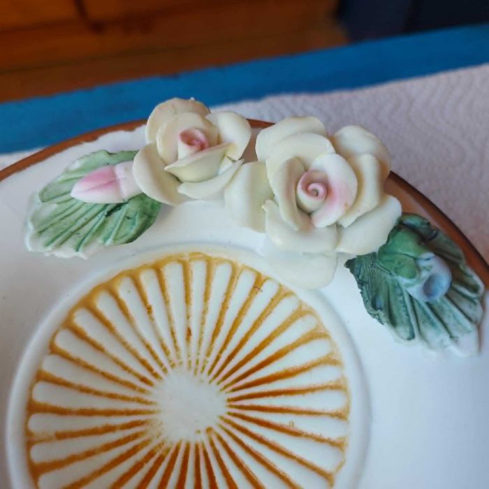 Włoska porcelana Creazione Artigiana mała patera na nóżce z różami