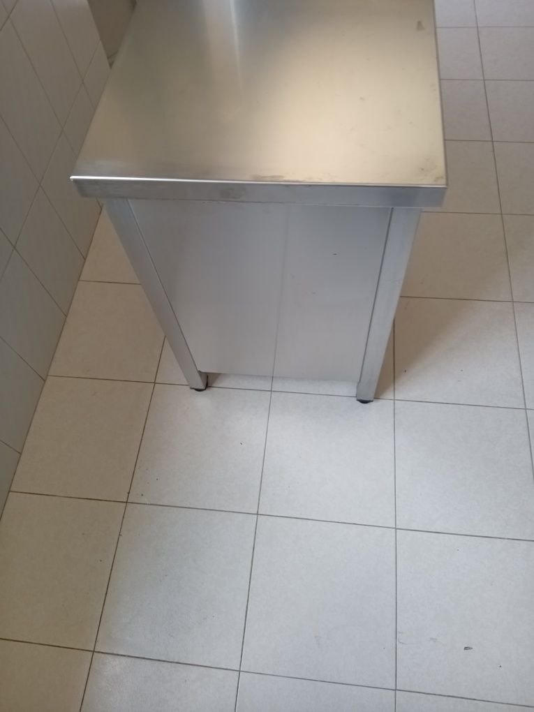 Bancada/ Mesa de parede com porta inox