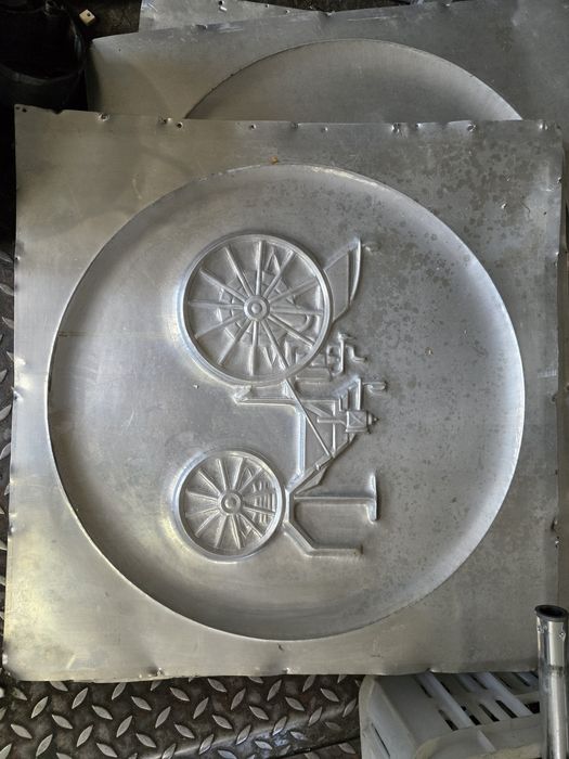 Aluminiowe tablice etro samochód, płaskorzeźba