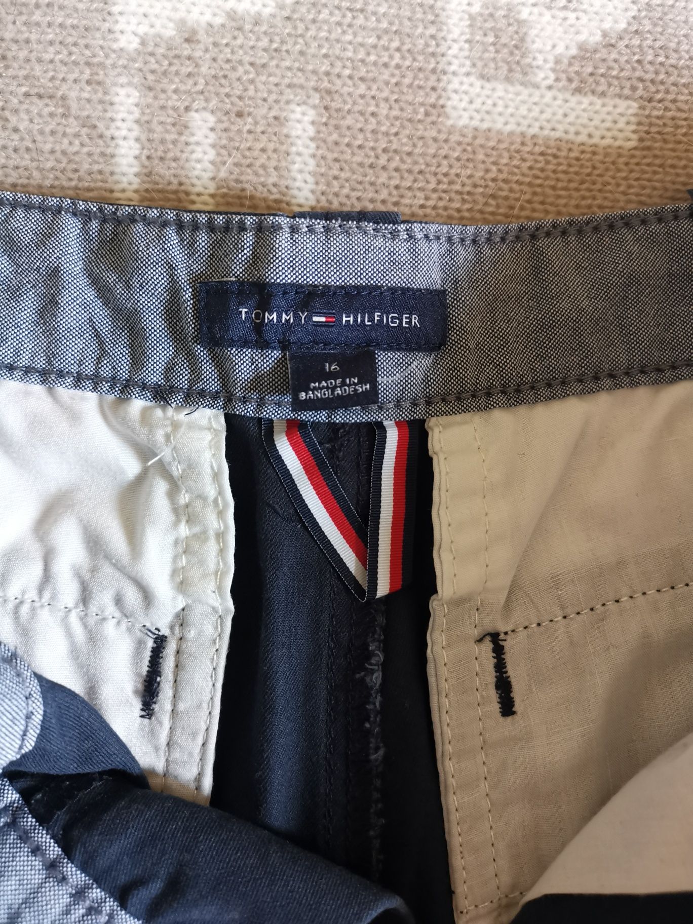 Calções Tommy Hilfiger, tamanho S (16 anos)