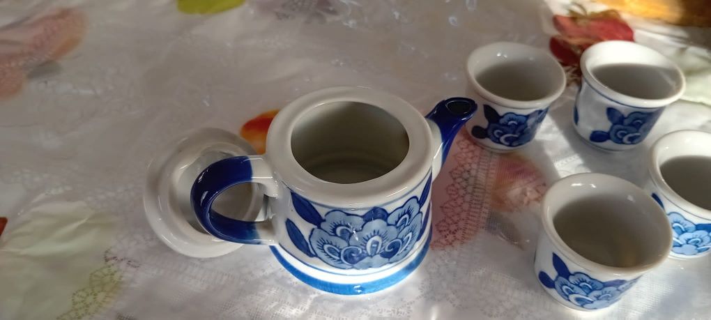 Conjunto de bule azul com 4 copos pequenos