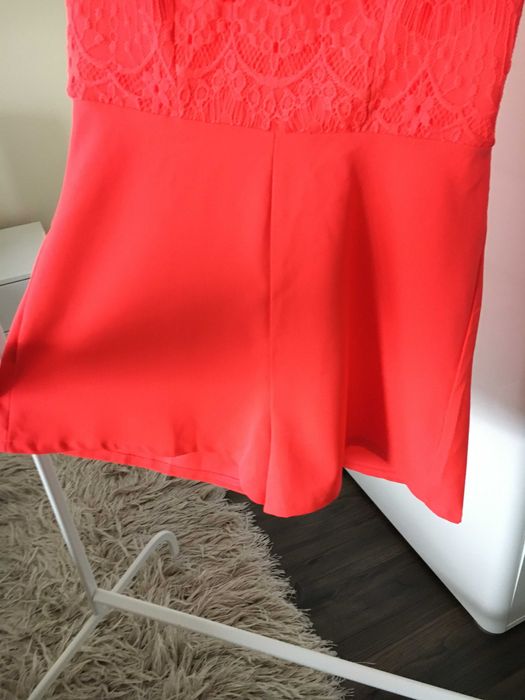 Kombinezon krótki neonowy z koronką, głęboki dekolt rozm.M