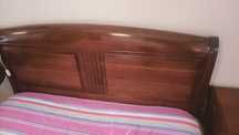 Cama de casal com mesinhas de cabeceira