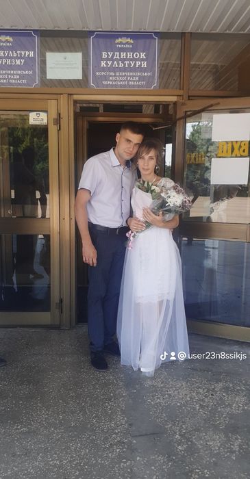 Продам весільну сукню