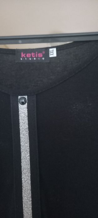 Wiskozowy, czarny T-shirt ze srebrnym zdobieniem