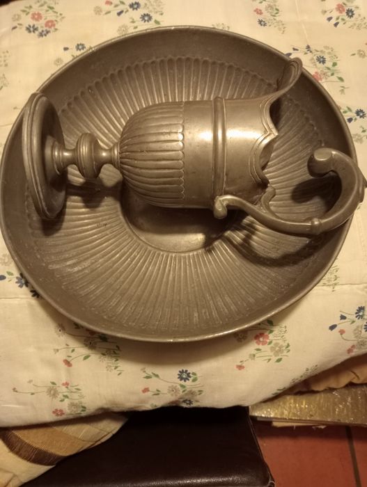 Estanho puro- bacia e jarro muito bonito