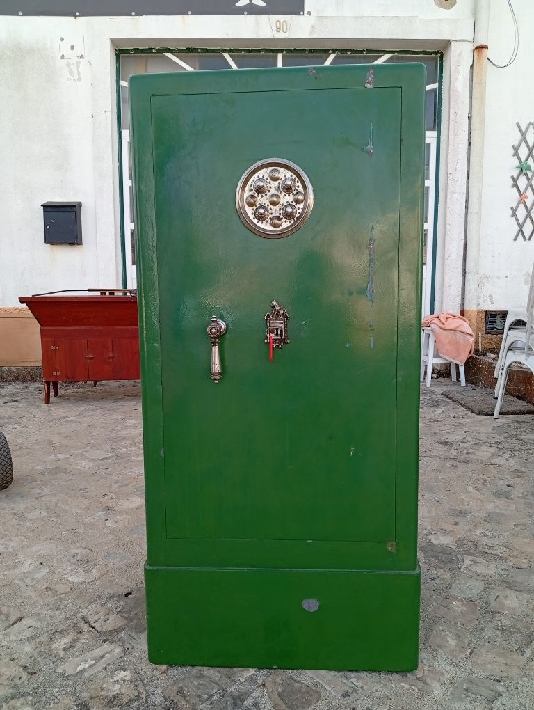 Cofre com chave e código