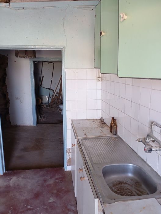 Vendo moradia geminada para remodelação