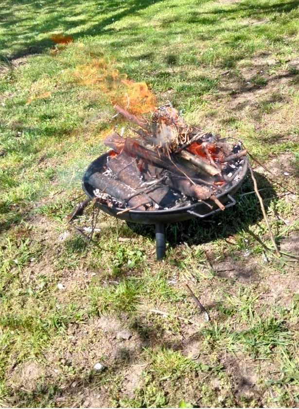 Palenisko ogrodowe na trójnogu z uchwytami łatwe do przenoszenia