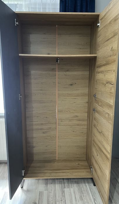 Szafa na kurtki z półką