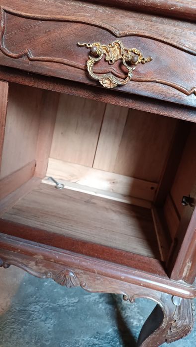 Mesa de cabeceira para restaurar