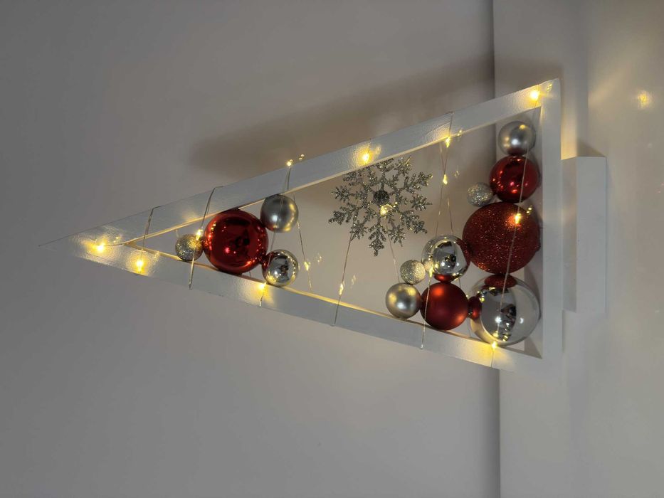 Drewniana choinka z bombkami i światełkami LED