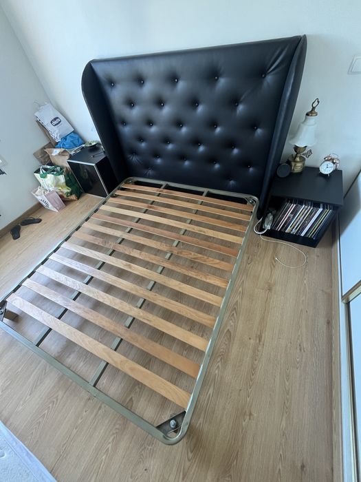 Cabeceira em Capitone + Estrado com patas + duas Mesas de cabeceira