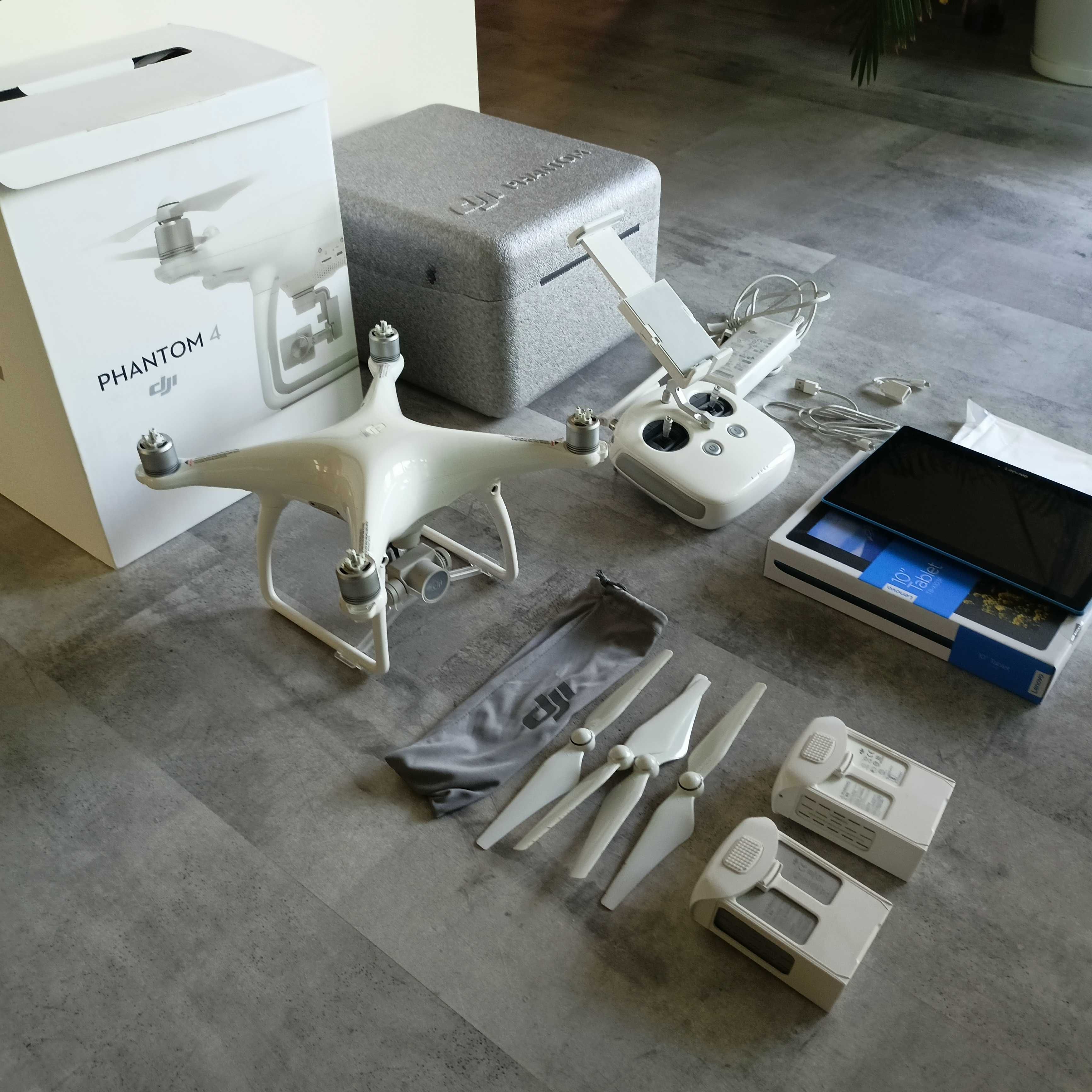 Dron DJI PHANTOM 4 z Tabletem LENOVO