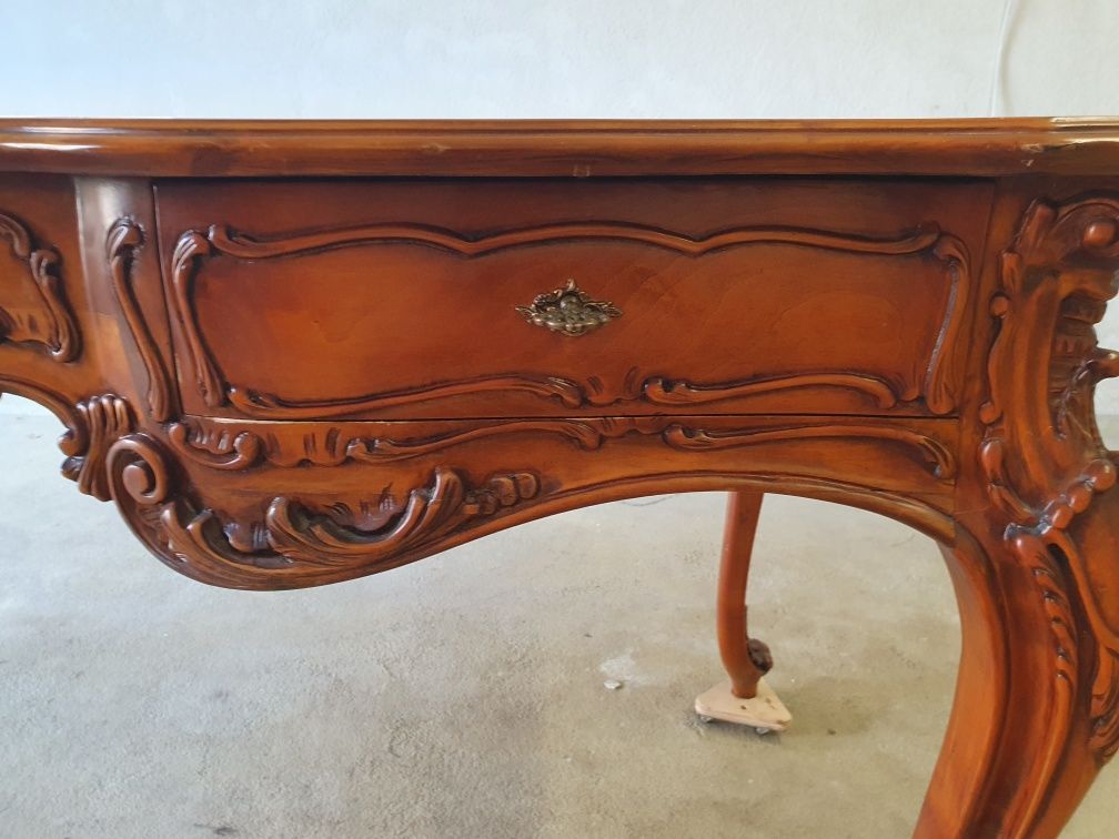 Piękne włoskie drewniane stylowe biurko.