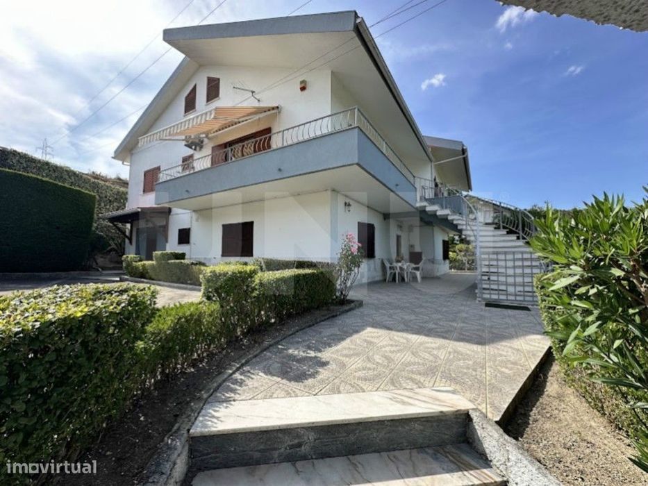 Moradia independente com dois apartamentos (T2 e T3) - Covilhã