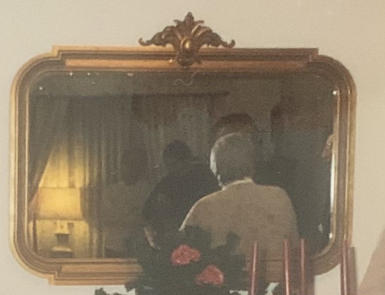 Espelho dourado com vidro envelhecido