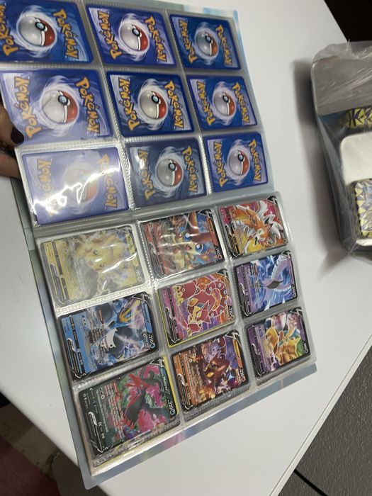 Caixas e cartas pokemon muito variada