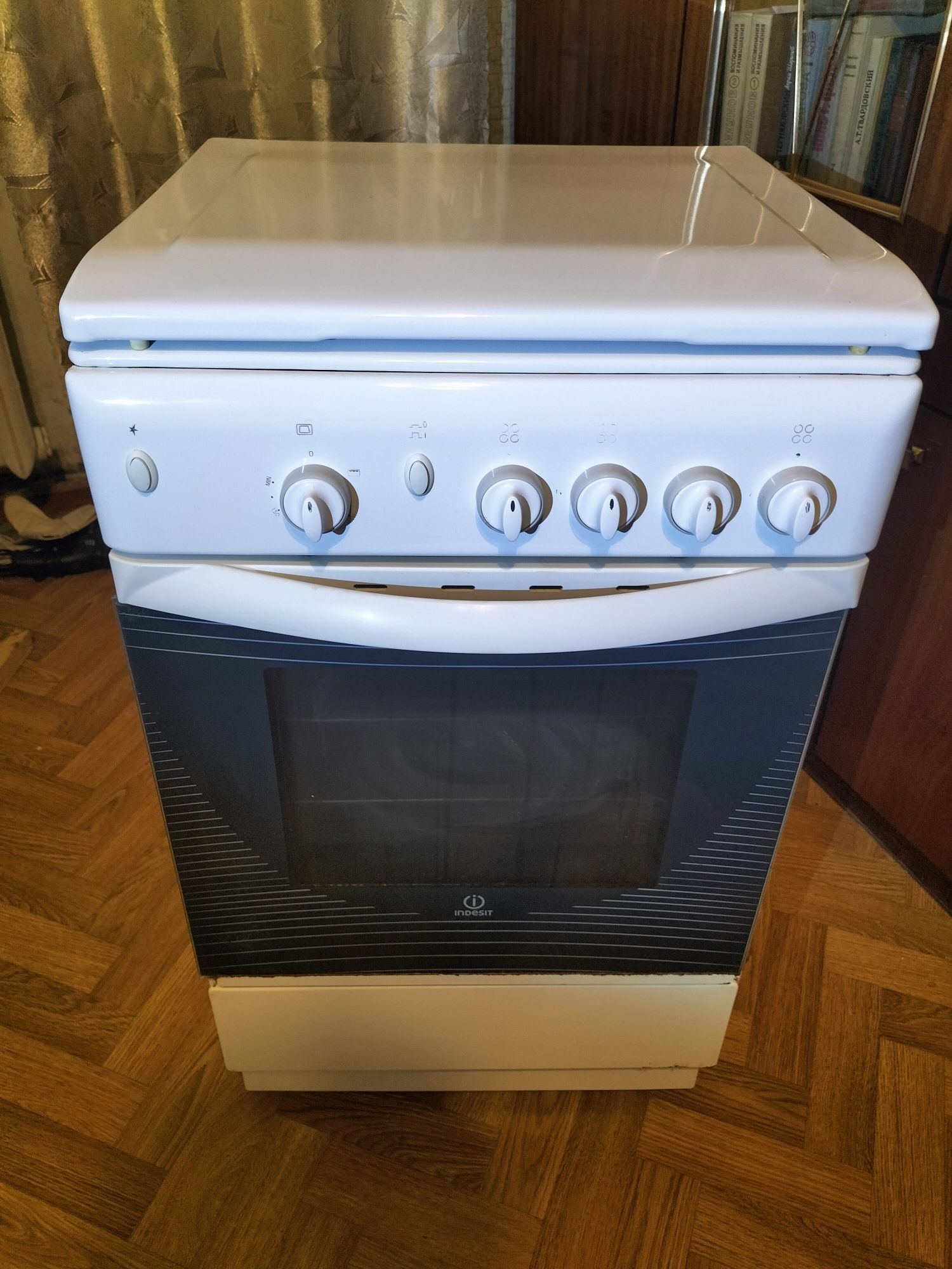 Продам газовую печь Индезит Indesit (в идеальном состоянии)