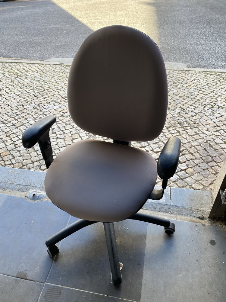 Cadeira de escritorio semi-nova
