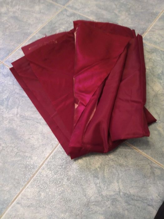 Cienki bordowy materiał