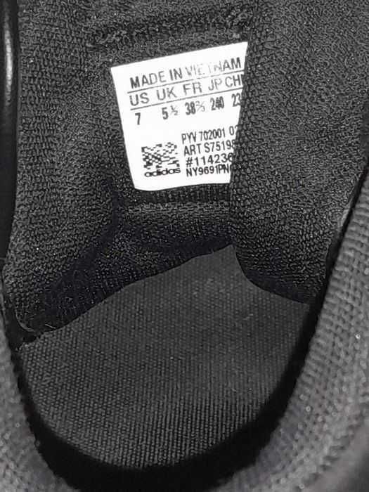 Ботинки демисезонные Adidas Размер 38,5

По стельке 24 см