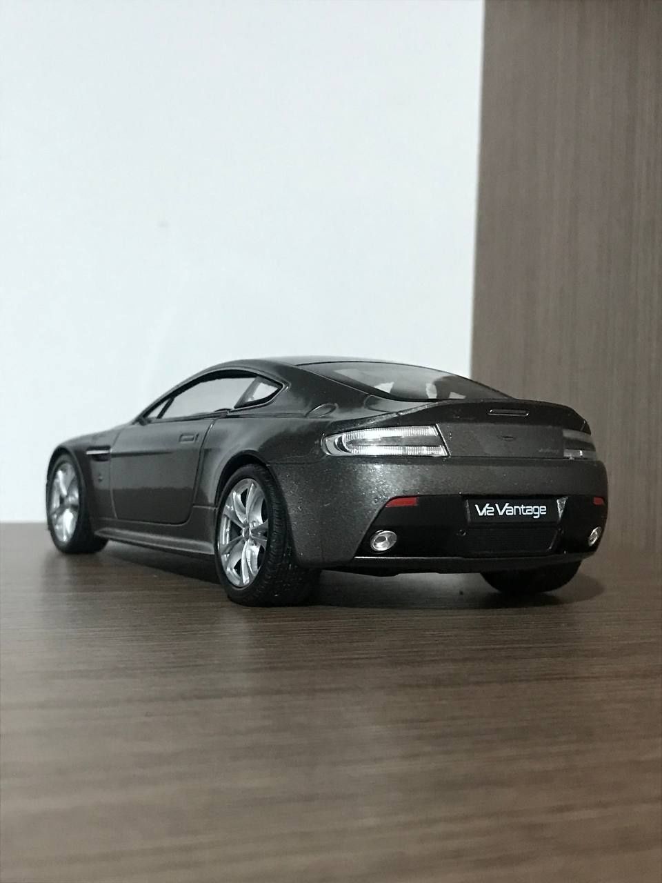 Aston Martin V12 Vantage 1/24 Welly