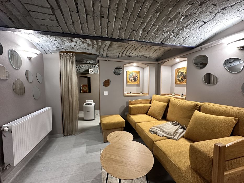 Продається двох кімнатна+ кухня студія+ підвал з Сауною і кімнатою