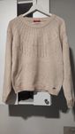 Różowy sweter Guess
