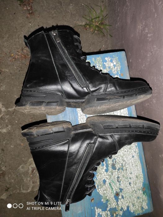 Продам женские ботинки
