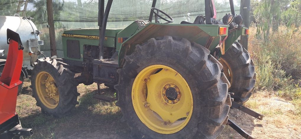 Trator John Deere 2200