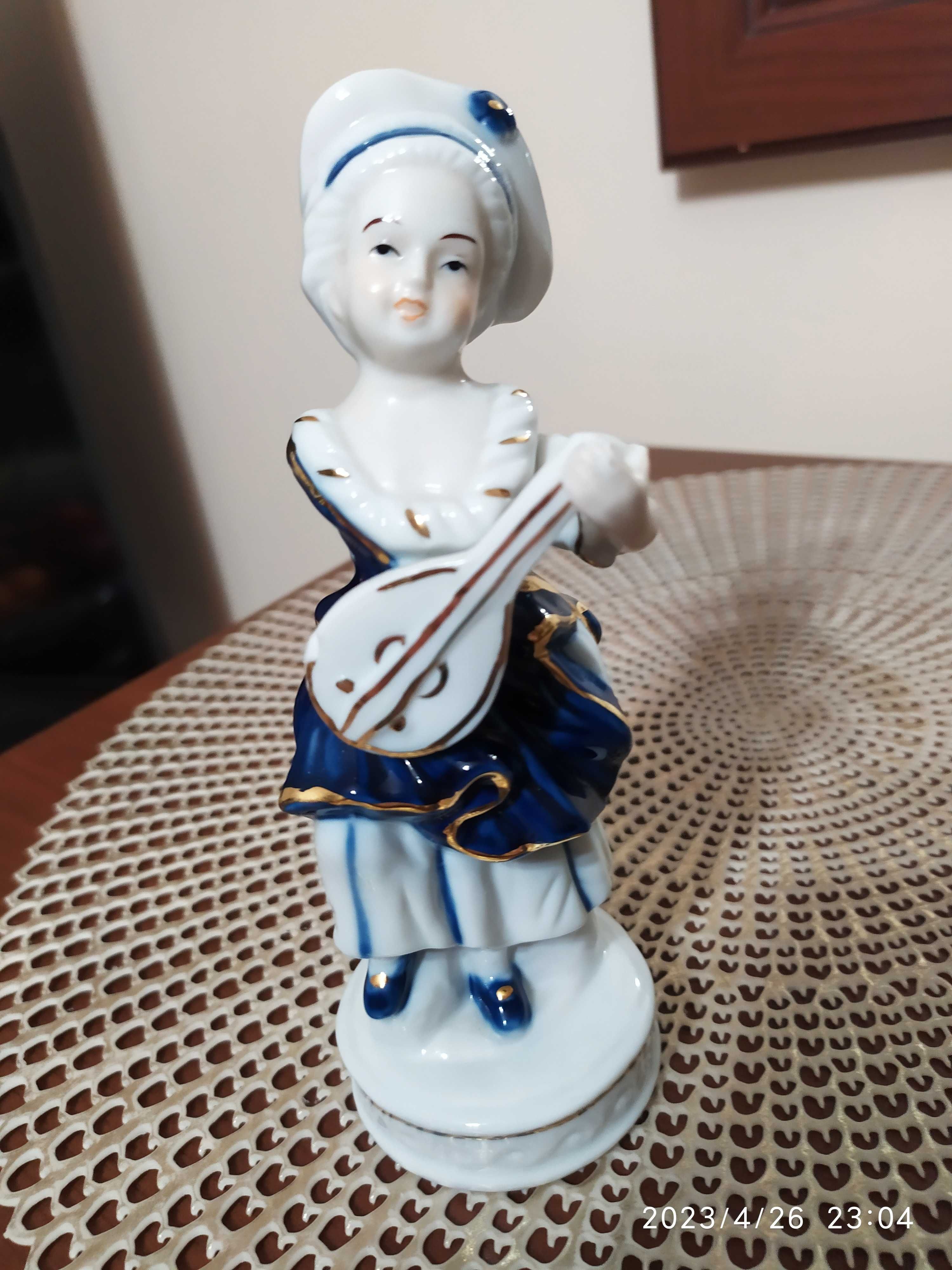 Porcelanowa figurka sygnowana.