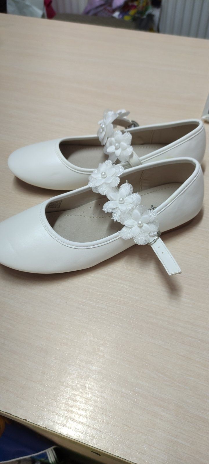 Білі балетки, туфлі