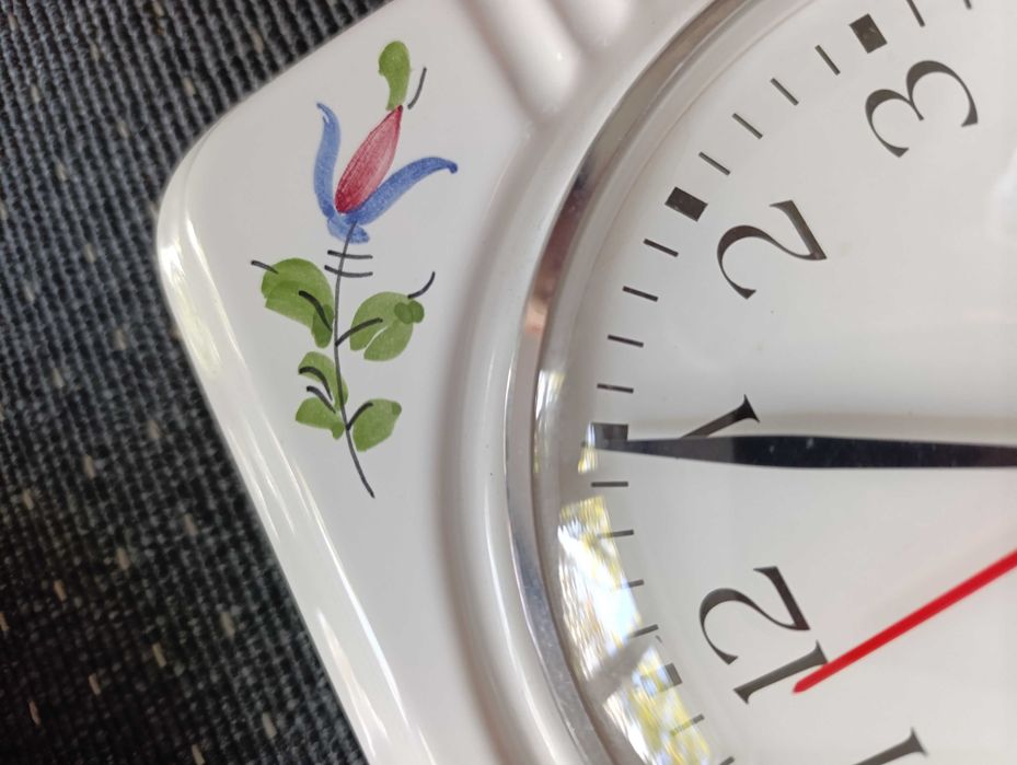 Porcelanowy zegar ścienny z czasów PRL