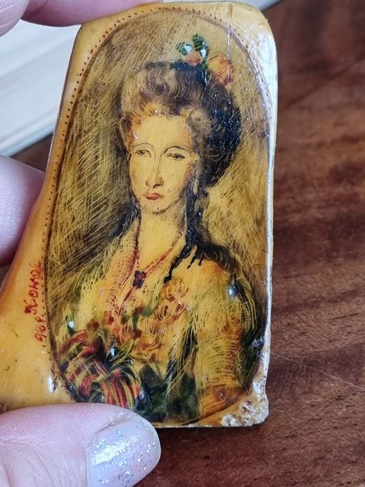 Obrazek, portret malowany na kawałku poroża mal. Kowal,  1964 r.