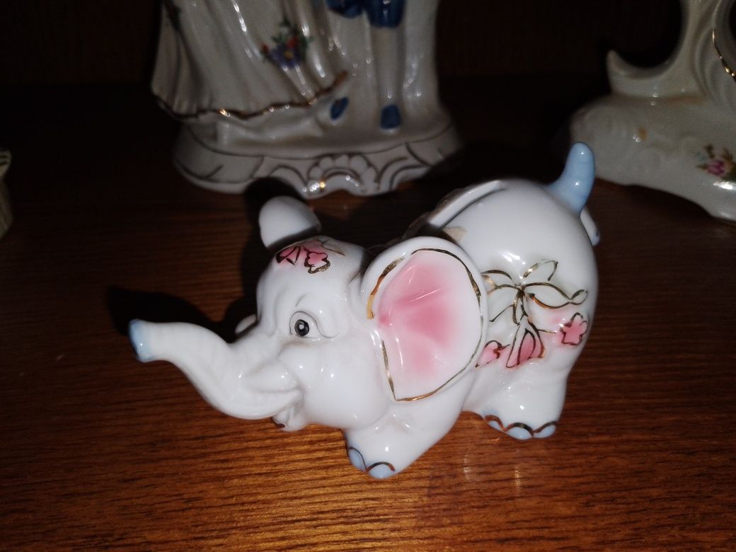 Słonik skarbonka z porcelany