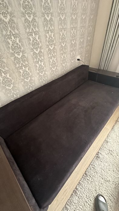 Продаю диван чорний