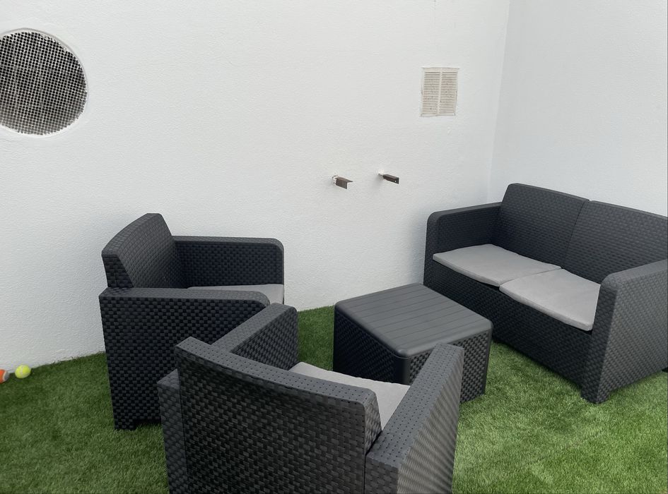 Sofás com mesa/baú de jardim