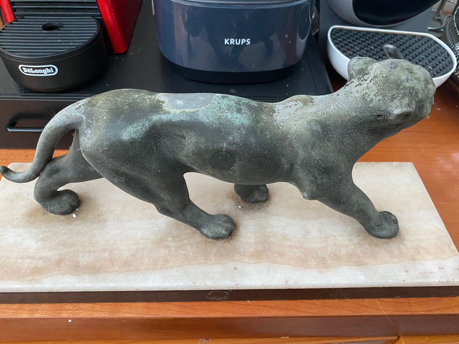 Estátua de bronze puma