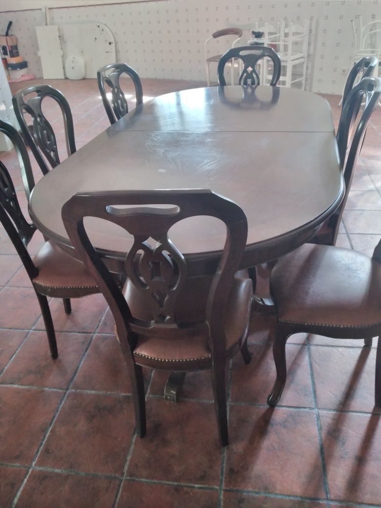 Mesa extensivel com 8 cadeiras