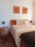 Cama de casal + estrado + 2 mesinhas de cabeceira