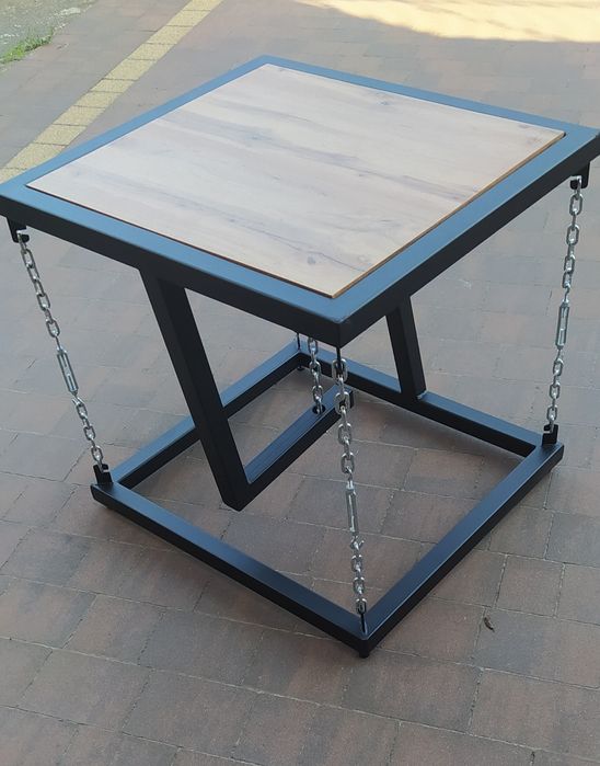 Stolik kawowy łamiący prawa fizyki