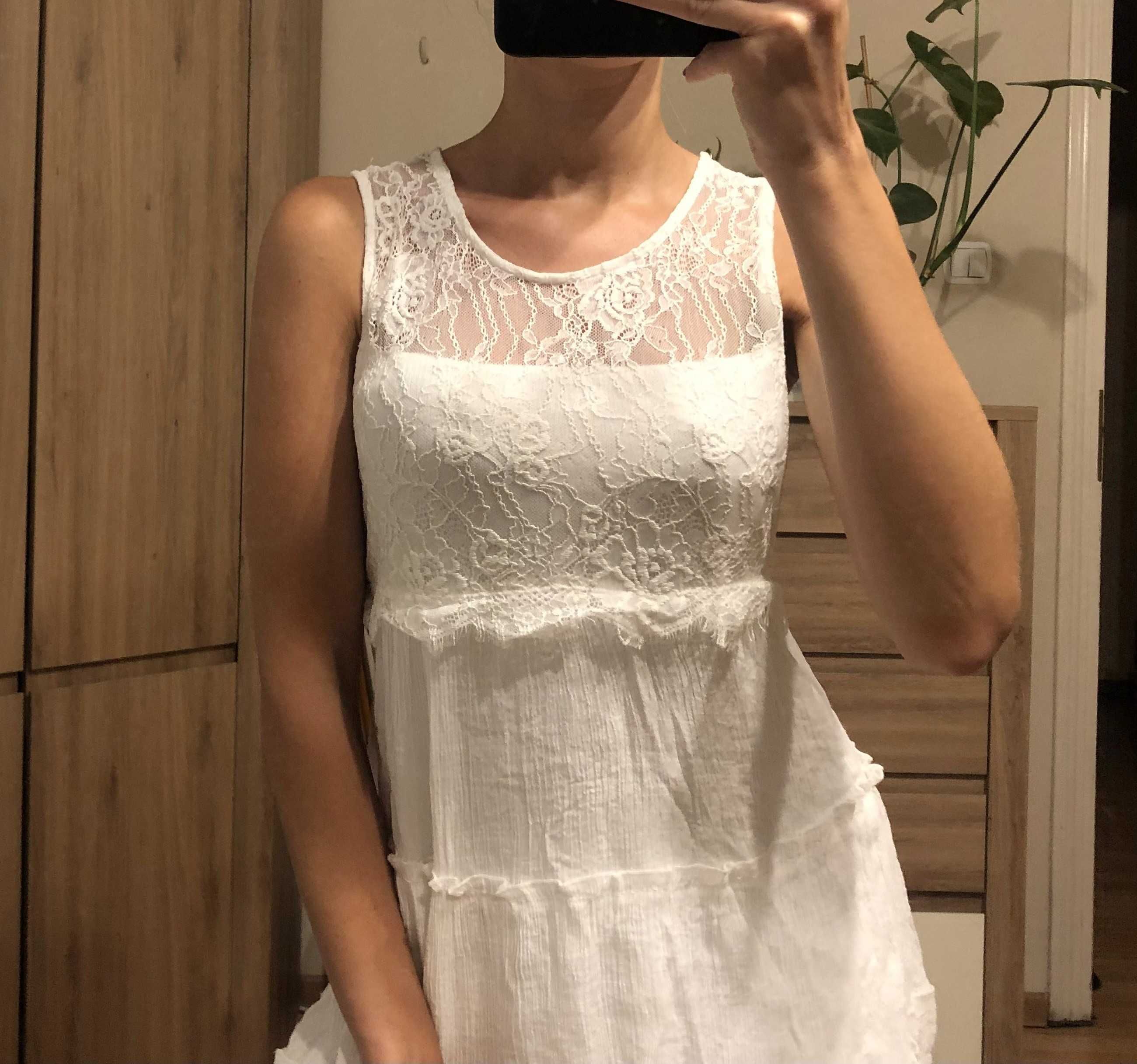 Biała sukienka mini z koronką bez rękawów Sinsay