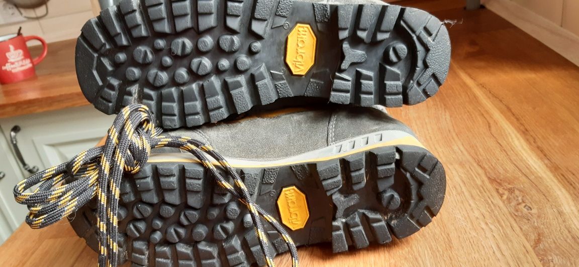 Продам трекинговые,тактические ботинки MEІNDL мембрана- GORE- TEX