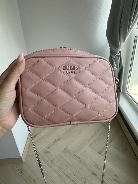 Сумка кроссбоди guess пудровая