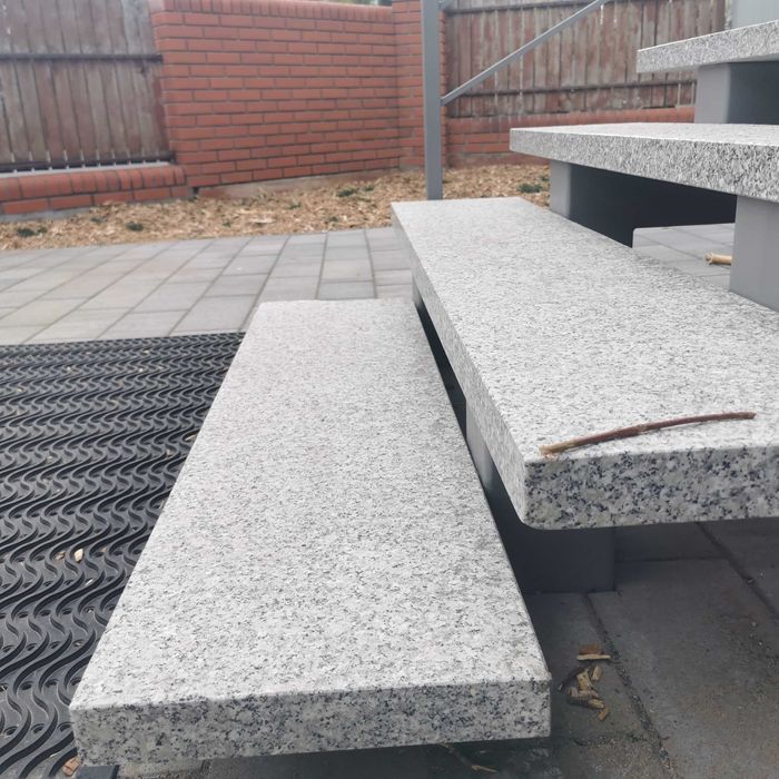 płyta  granitowa jasna szara, schodek, stopień