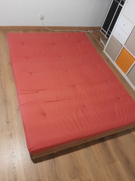 Futon com estrutura de madeira